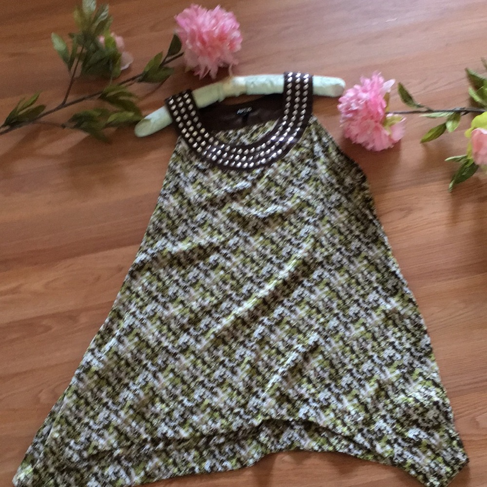 Medium beautiful sleeveless asymmetrical blouse.